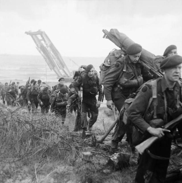 Royal_Marine_Commandos_attached_to_3rd_Division_move_inland_from_Sword_Beach_on_the_Normandy_coast,_6_June_1944._B5071